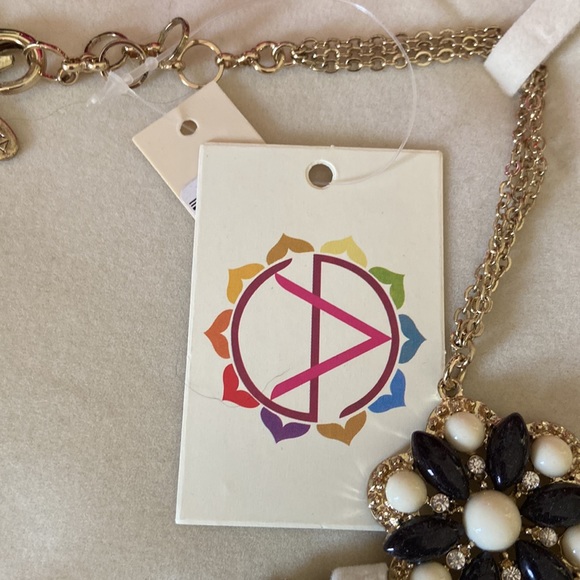 🆕 Beautiful silvery theme statement piece necklace - Picture 4 of 7